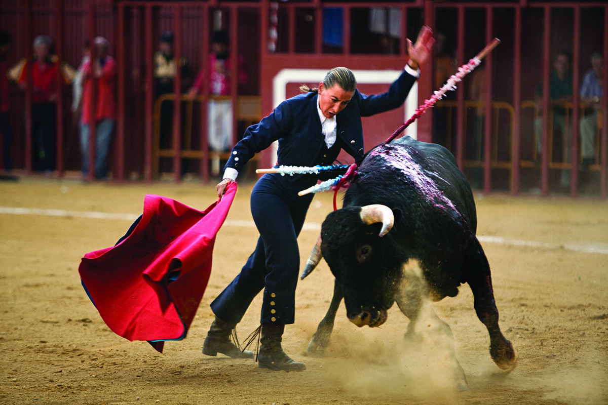 Коррида является одним из самых популярных и противоречивых обычаев в Испании.