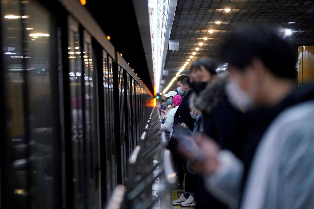 Жители Шанхая в масках в метро. Китай, 10 февраля, 2020. REUTERS/Aly Song 
