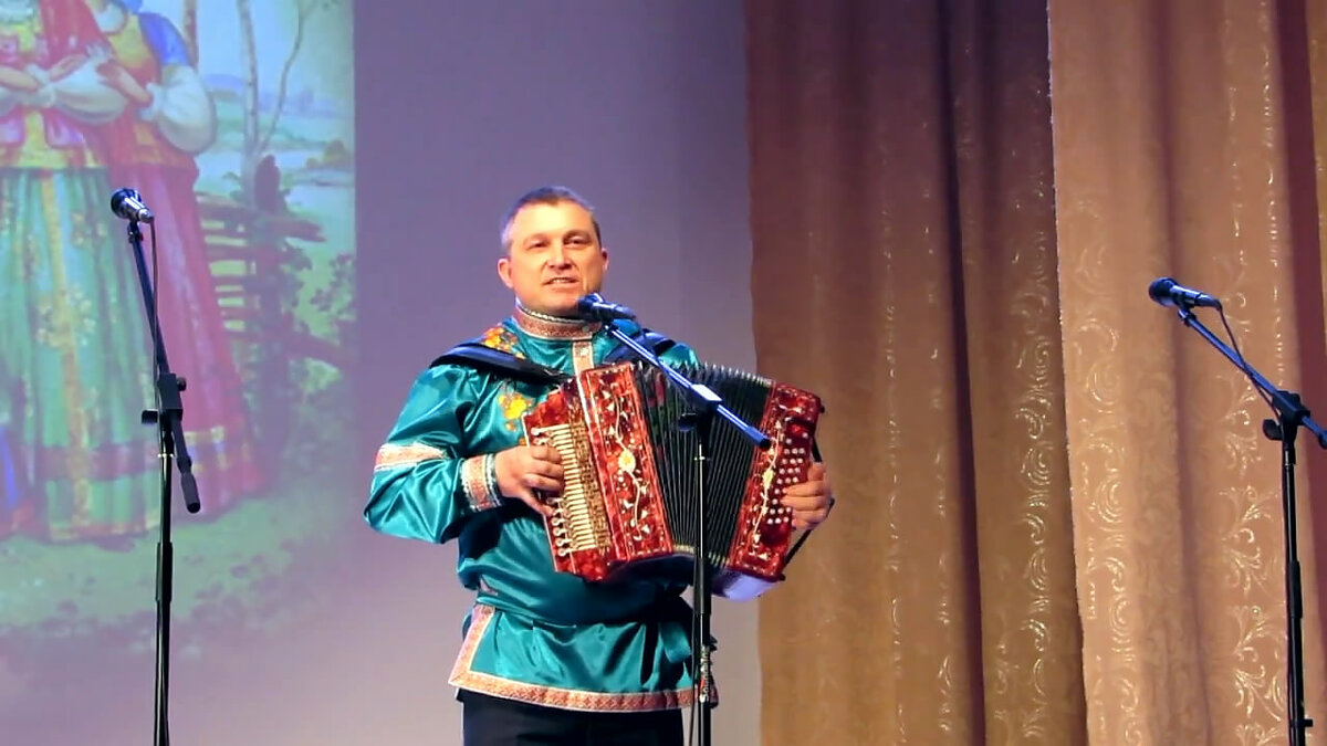 Гармонист Иван Сургаев.