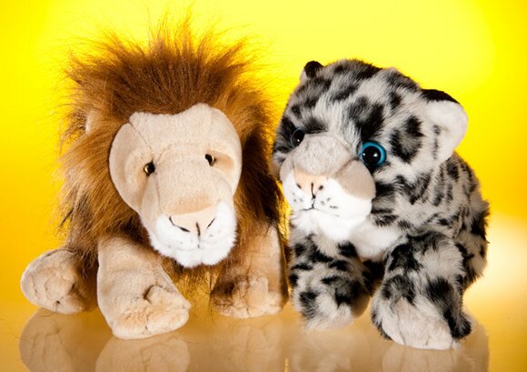 Признаюсь честно: не люблю ни леопардов, ни львов. Впрочем, льва я в последний раз видел, когда был совсем маленький. А насчет леопардов могу вас заверить, что мой опыт ограничен молоком материнства. Не спрашивайте: просто-напросто за десять лет я два или три раза ловил их своими пухлыми ручонками. Потом они убегали — и я никак не мог их поймать.