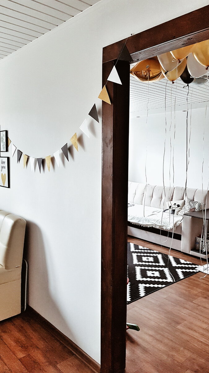 Флажки и шарики заказывали на алиэкспресс. Шары надули гелием в специализированном магазине возле дома.