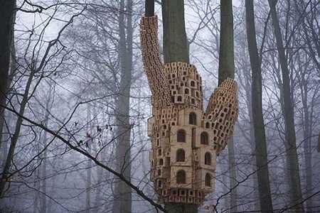 На зиму можно сконструировать и вот такой оригинальный многоквартирный скворечник, но не факт, что птицы действительно поселятся там 