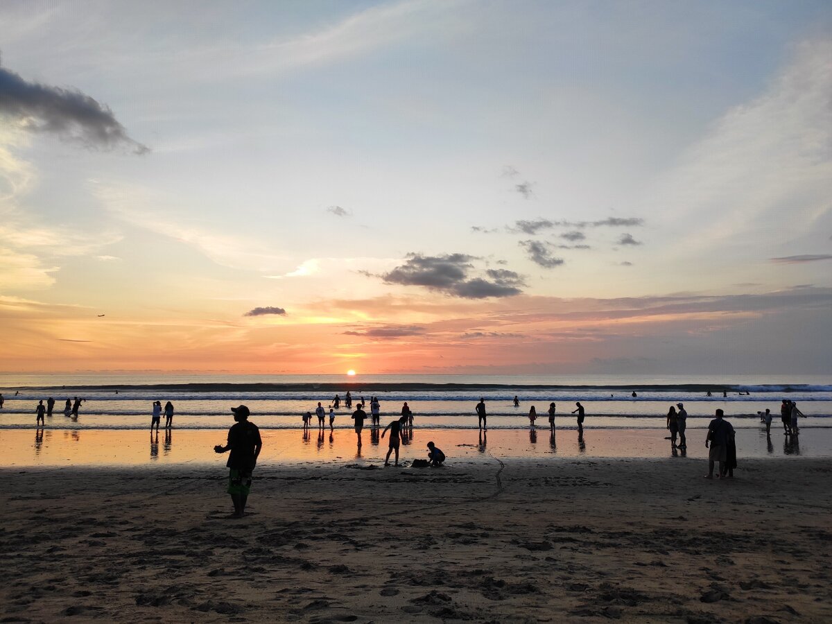 Закат на пляже Кута февраль 2020 
