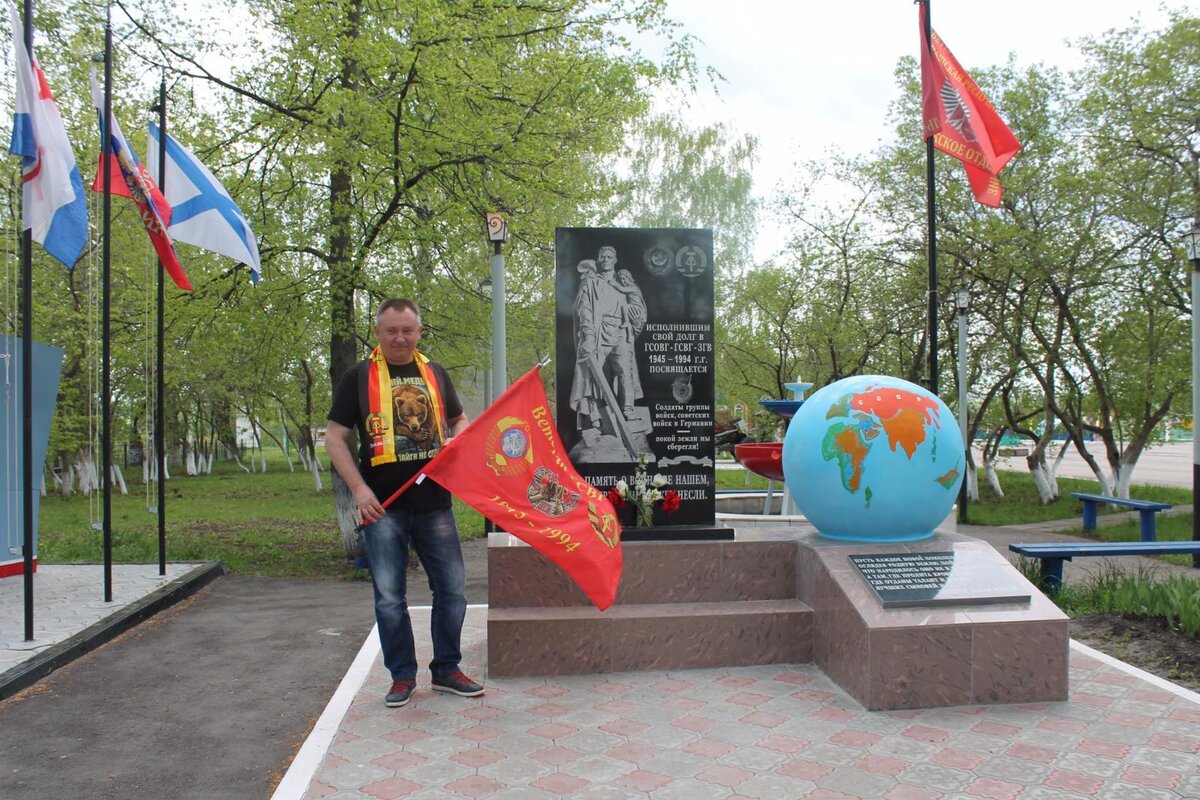 Одна из памятных стелл...