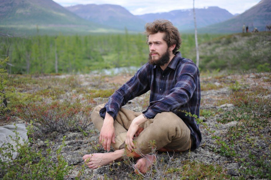 Геолог Сергей Баклаков. Вот он отдыхает во время своего одиночного пешего 500 километрового маршрута по тундре, в который он пошел добровольно, по просьбе Чинкова, который уверен, что по маршруту есть золото. Актер Сергей Добрыгин.Человек просто совершает подвиг и ему надо маленько отдохнуть,чтобы продолжить его дальше.