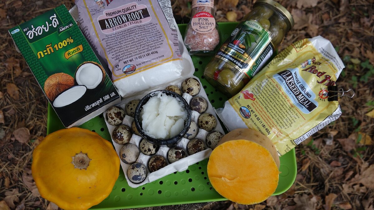 Слева направо - кокосовое молоко, тапиока, соль, оливки, льняная еда (намного вкуснее, лучшего качества русского жмыха и муки), кокосовое масло и яйца. Тыкву не добавляем)