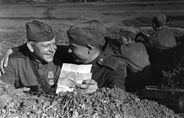 
Оплата труда на фронте.
Чтобы оценить много это или мало, логично сравнить довольствие солдат с зарплатой граждан, работавших в тылу. Например, оклад обычного рабочего в 1942 году составляла 580 рублей, у шахтера — 700 рублей. Инженер мог рассчитывать на более внушительную зарплату в 1300 рублей. Меньше всего получали колхозники (около 150 рублей), которые находились на самой низкой ступени рабочей иерархии.
