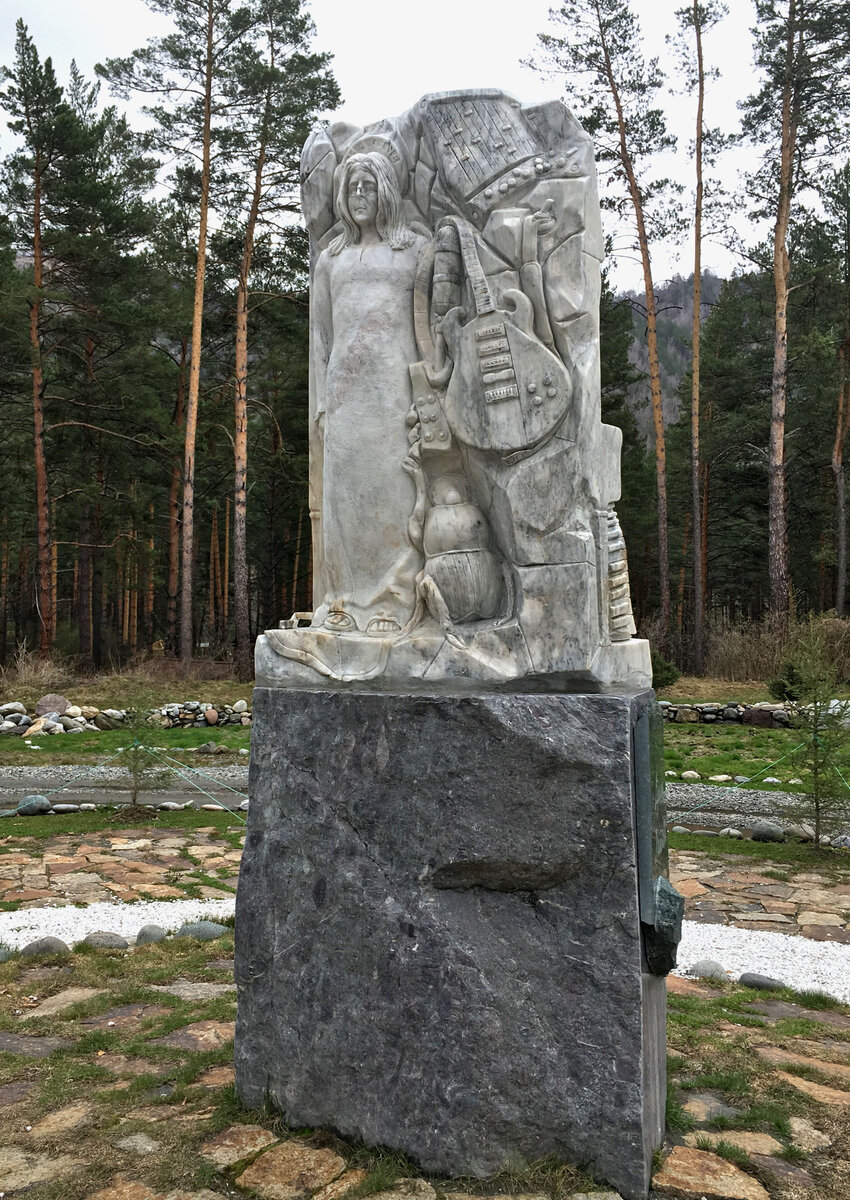 Памятник Джону Леннону практически посреди алтайской тайги. Фото автора