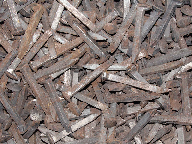 ЖЕЛЕЗНОДОРОЖНЫЕ КОСТЫЛИ (фото из открытых источников)