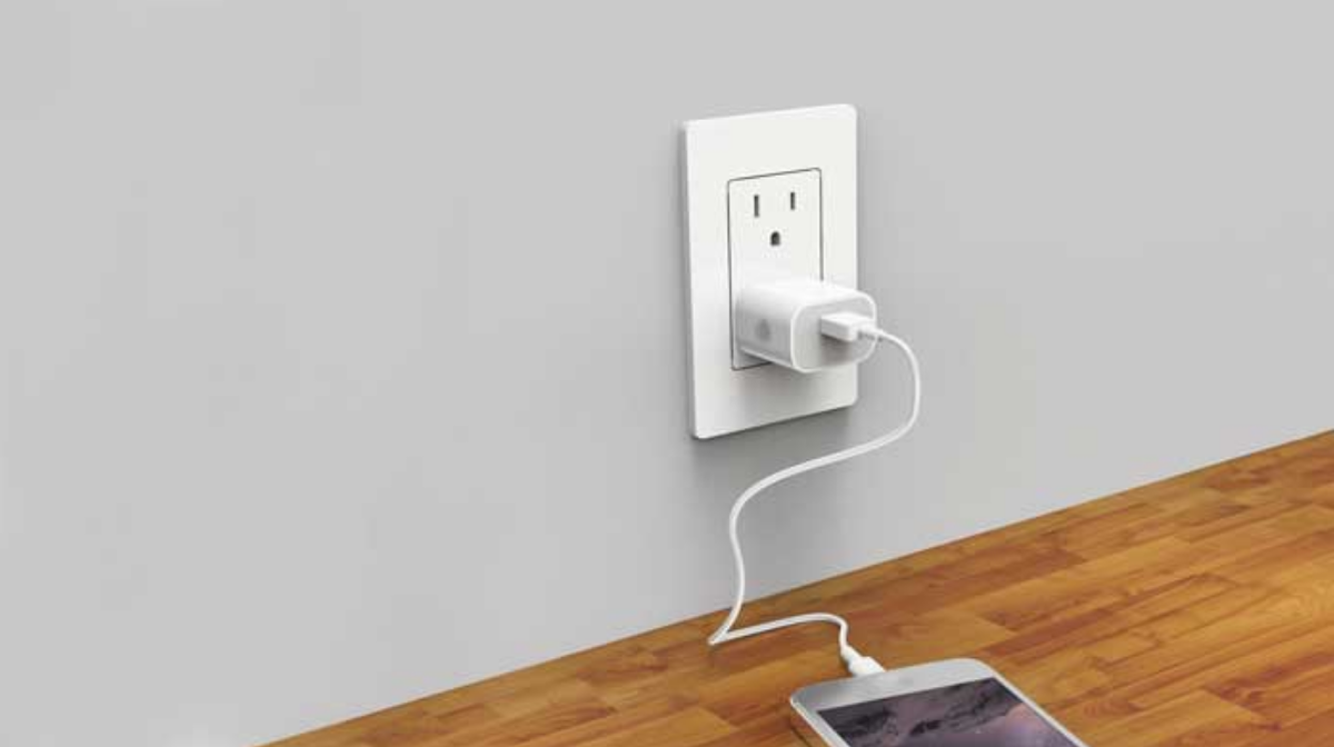 Можно ли оставлять зарядку. Phone Charger Socket. Black Charging Cable on Wall in Bathroom. Picture of Disordered Plug Charging. Phone Charging too short.