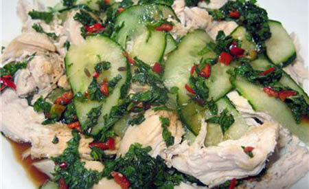 Вам понадобятся:куриная грудка, малосольные огурцы, брокколи, репчатый лук, укроп, оливковое масло, томатная паста, соль, специи – на свое усмотрение.
Приготовление:  отварную куриную грудку и огурцы трем на крупной терке, добавляем  крупно порезанную брокколи, репчатый лук, укроп, добавляем 2 столовые  ложки томатной пасты, оливковое масло, соль и специи.