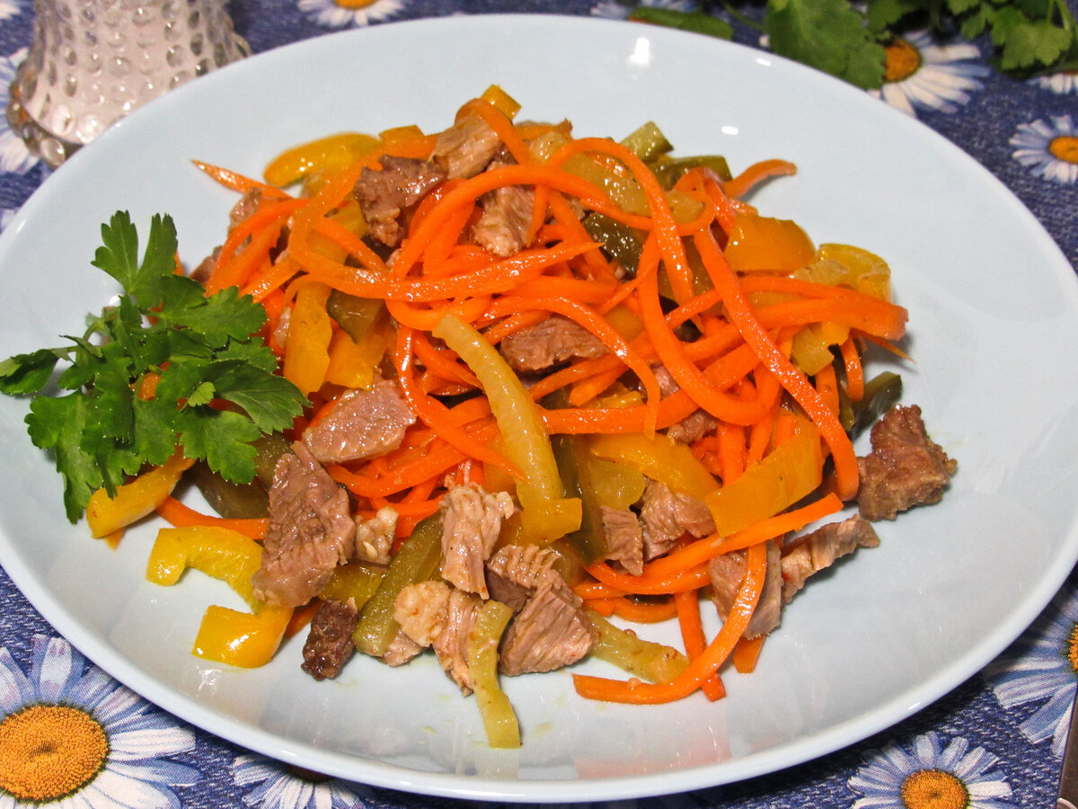 Рецепт салата мясо по корейски. Мясной салатик с корейской морковкой. Салат с говядиной и корейской морковью. Салат с морковкой и говядиной. Салат мясной с корейской морковкой.