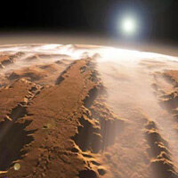 Скалы, кратеры, ущелья, песчаные дюны, огромные площади, покрытые замёрзшим углекислым газом. Пустынная марсианская поверхность, за последние годы была исследована и сфотографирована во всех подробностях многими космическими экспедициями. Многие места на Марсе похожи на земные пустыни, например, на ливийскую пустыню Сахара, или на пустыню Атакама в Чили, на ледяные пустыни антарктиды.