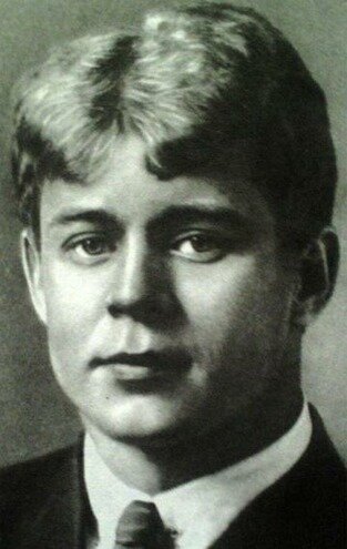 28 декабря 1925 года ушёл из жизни поэт Сергей Есенин. Официально его смерть была объявлена самоубийством. Смерть великого поэта не стала сенсацией ни для его друзей, ни для близких, ни для коллег. Никто не усомнился в том, что Есенин действительно мог наложить на себя руки. Только спустя 60 лет после его гибели возникли первые сомнения в том, что поэт ушёл из жизни добровольно. И для этих сомнений имелись некоторые основания.