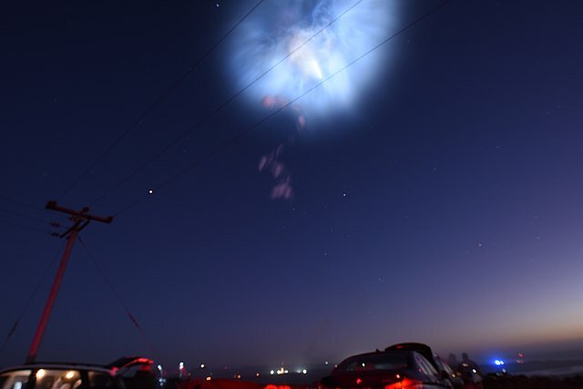 Свечение в небе после старта SpaceX Falcon 9 ( U.S. Air Force photo by Michael Peterson)