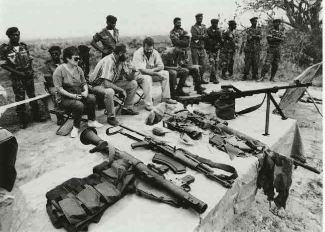 Сотрудники  Executive Outcomes  с трофеями 