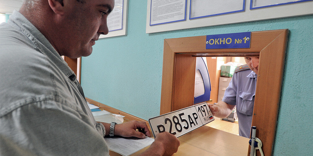 Инспекторам ГИБДД рекомендовано воздержаться от оформления административных штрафов водителям, которые нарушили сроки регистрации транспортных средств. Об этом Autonews.ru сообщили в пресс-службе Госавтоинспекции. 
Это связано с тем, что государственные услуги по регистрации транспортных средств, приему экзаменов и выдаче водительских удостоверений теперь осуществляются только по предварительной записи через портал госуслуг. Однако записаться на прием в ближайшие дни в ряде регионов оказалось невозможно. Так, корреспондент Autonews.ru проверил большинство предложенных для записи регистрационных подразделений в Москве — везде появлялось сообщение о том, что нет свободного времени для записи в выбранном подразделении.