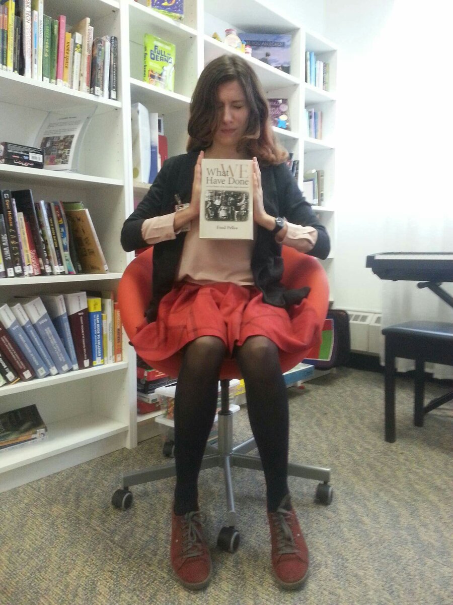 Я в Американском Культурном Центре в Москве, надпись на книге: What We Have Done