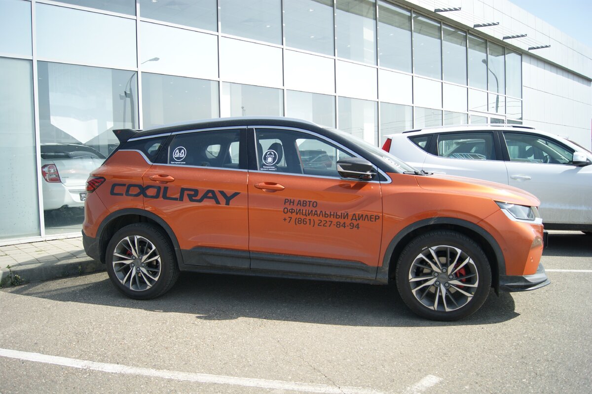 Geely Coolray с боку.