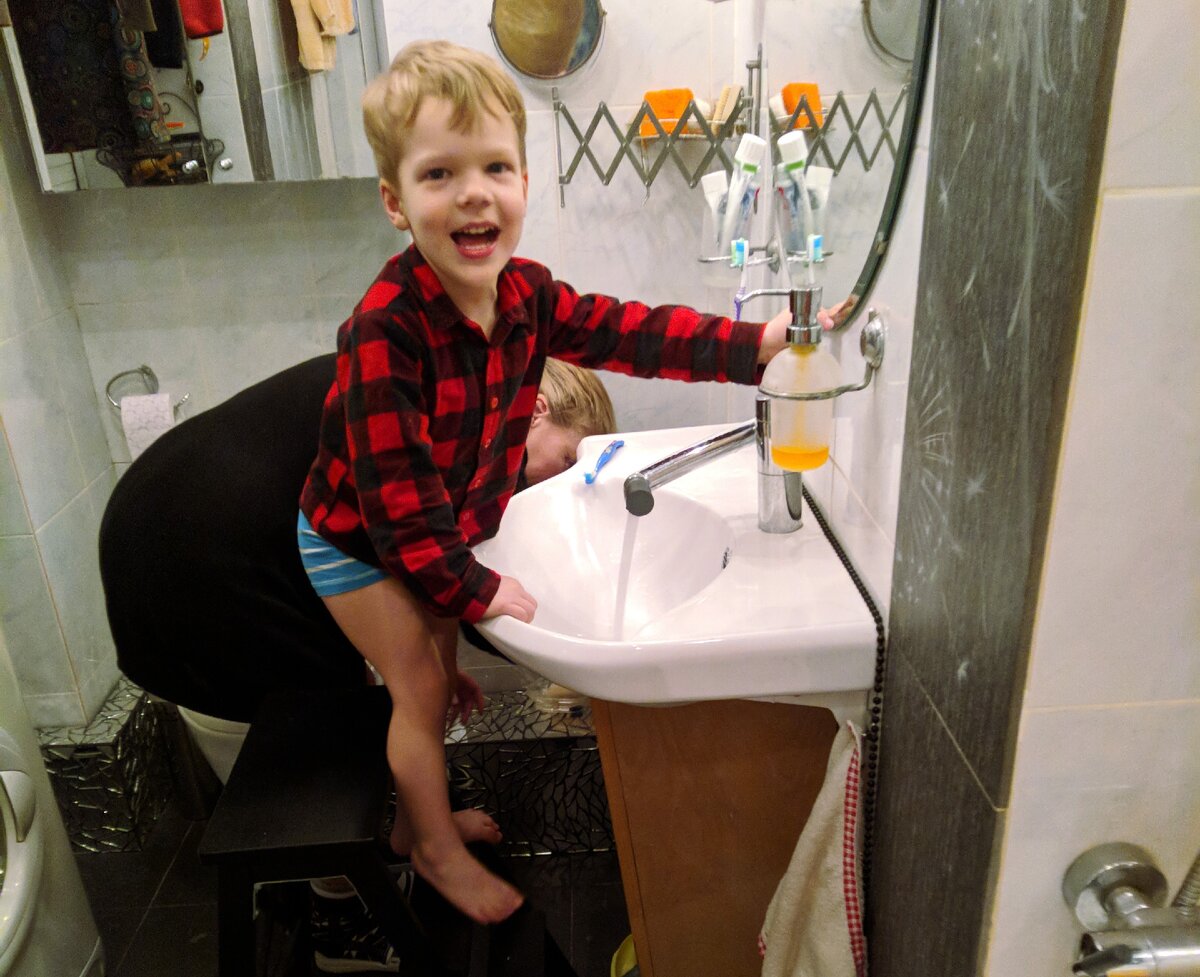 Зачем чистить зубы если так весело дергать кран!