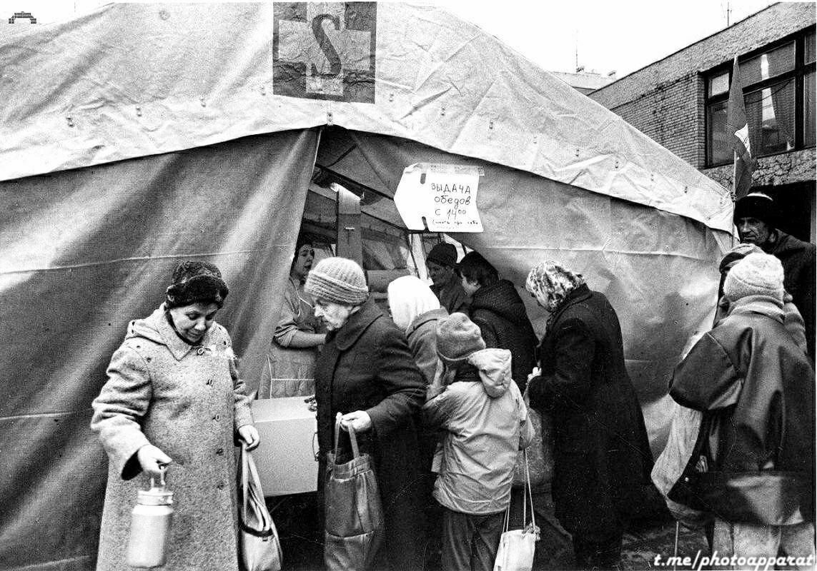  Очередь за немецкой похлебкой и кашей 1992 год ( опубликовано с  t.me/photoapparat)