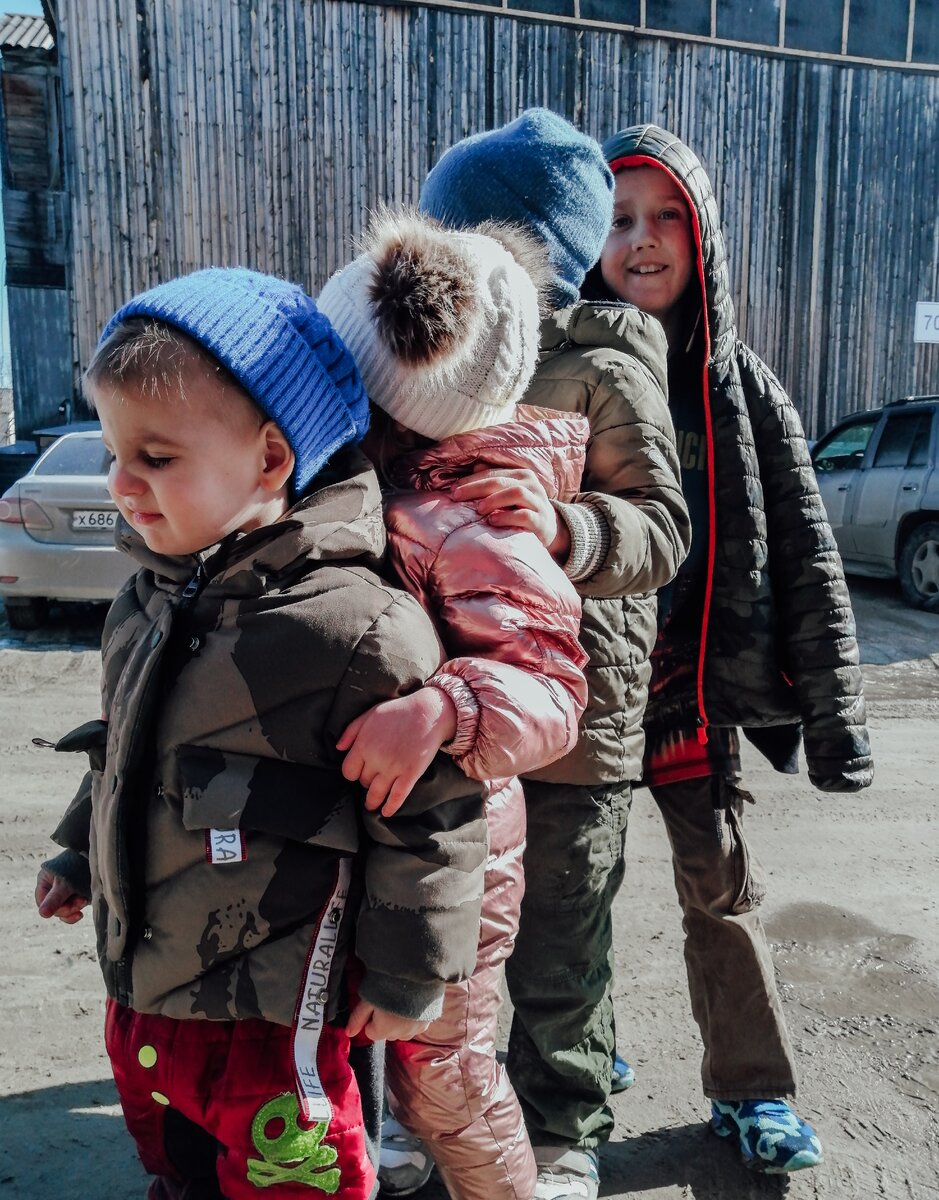 Гуляем возле крыльца кучкой. Изображаем репку, главное во время домой забежать, что бы на штраф не нарваться