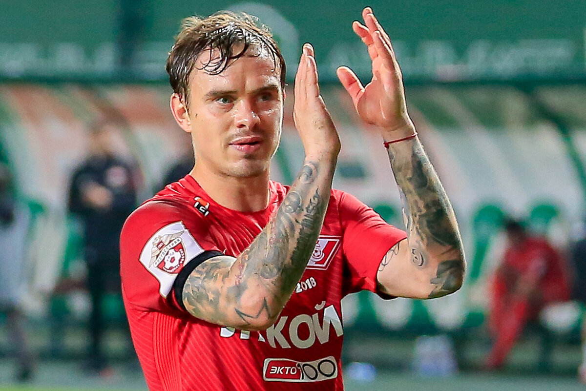 Андрей Ещенко 
Когда Андрею было девять лет, он остался сиротой после того, как его родители погибли в результате пожара. Опеку над ребенком взяла сестра его бабушки, но вскоре она отдала Ещенко в иркутскую школу-интернат. Сам Андрей позже сказал, что многие из тех, с кем он был в интернате, по итогу оказались в тюрьме или ушли из жизни, а оставшихся сгубил алкоголь или наркотики. Но Ещенко спасла любовь к футболу. Он попал в местную футбольную школу и в итоге стал игроком иркутской «Звезды». Теперь за плечами Андрея 14 матчей за сборную, а также титул чемпиона России. 
