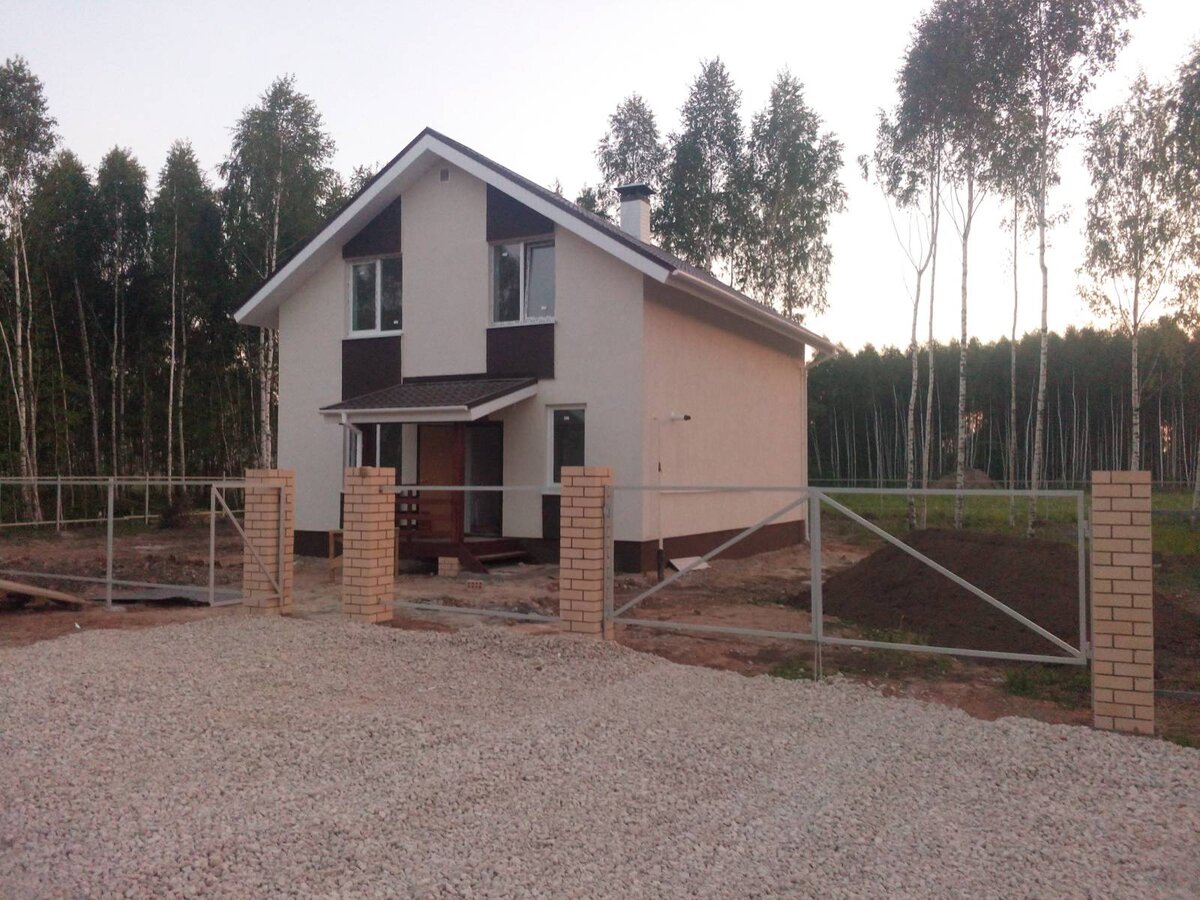 Парковка перед домом.