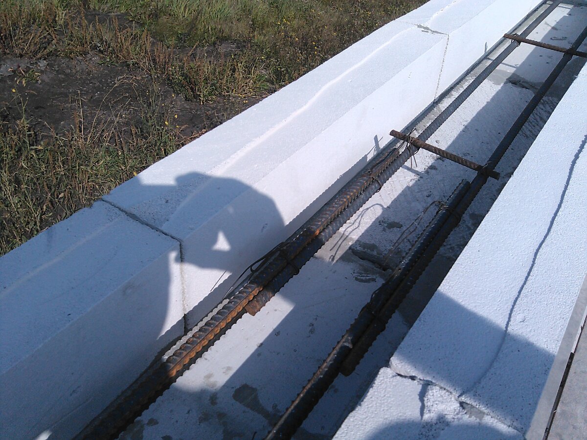 Вид армопояса перед заливкой. Армопояс получится "теплым" и не потребует дополнительного утепления. @Горбунов Сергей Канал Самостройщика