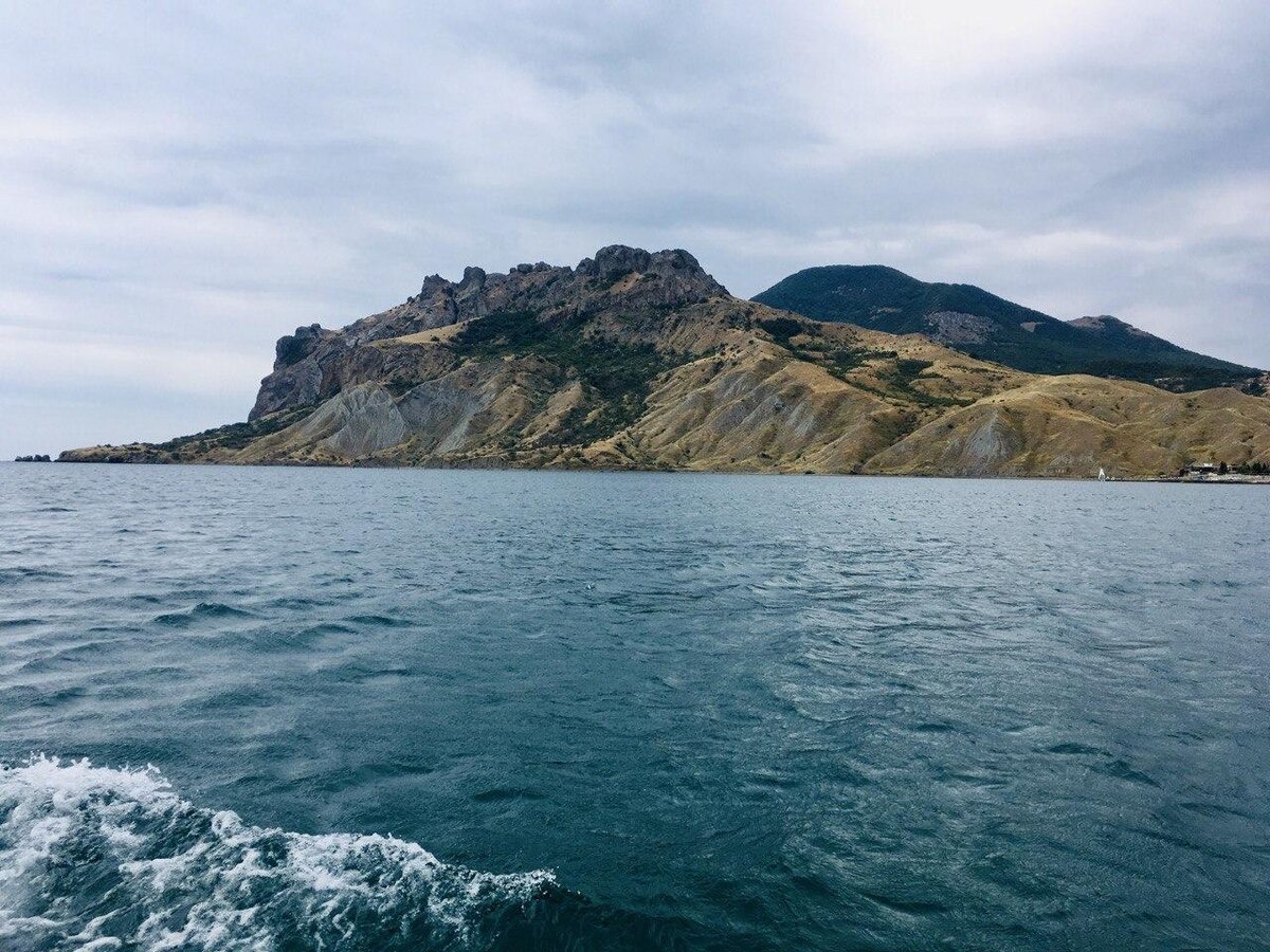 Черное море где снимали. Черное море. Горит море Крым. Гора Карадаг.