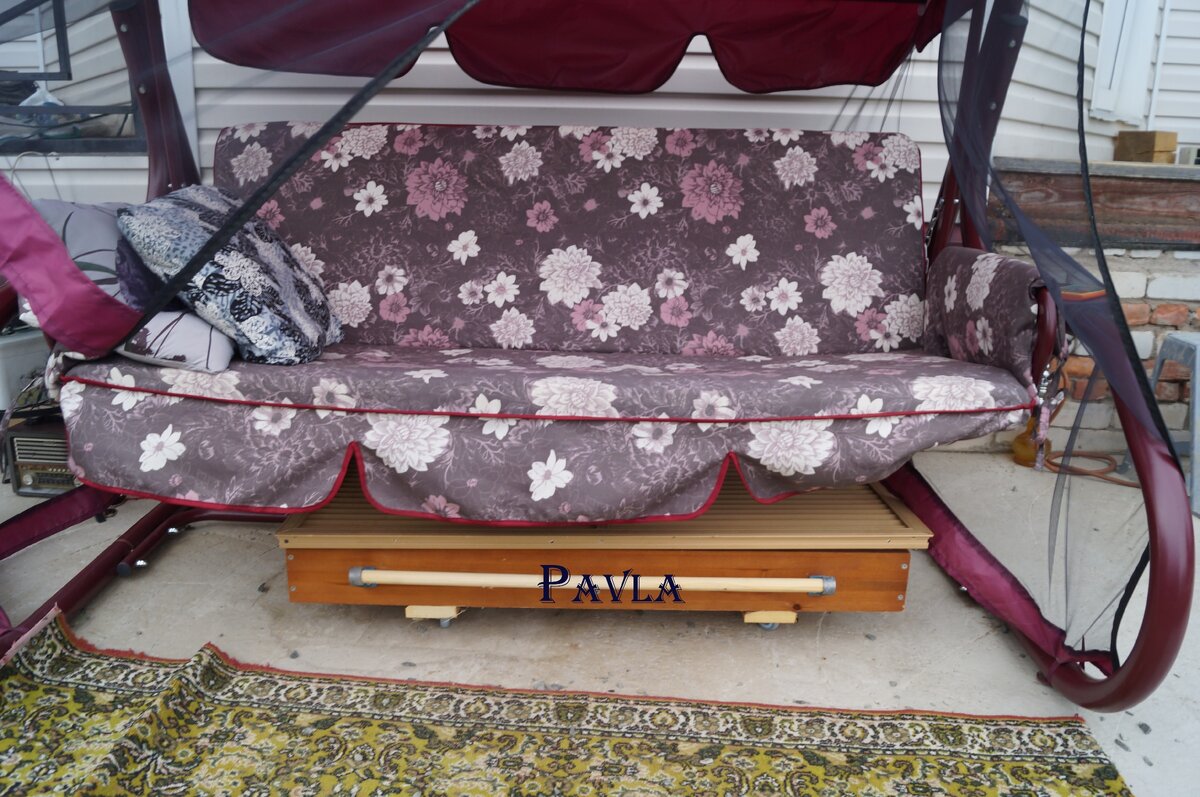 вот так он лежит внизу и никому не мешает. а когда нужны подушки или пледы они всегда под рукой  