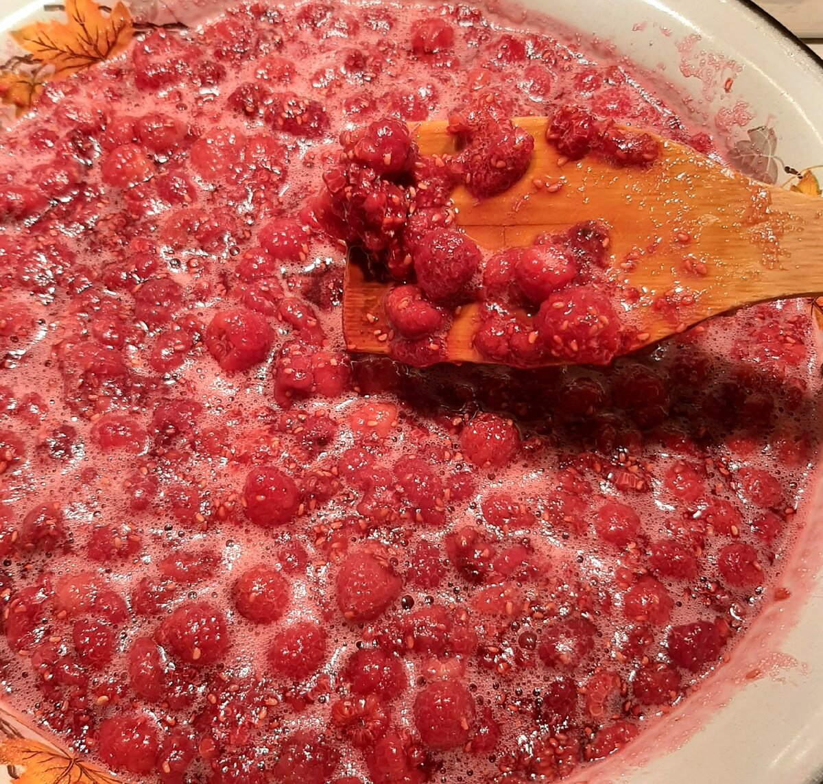 Варенье из малины, его много не бывает