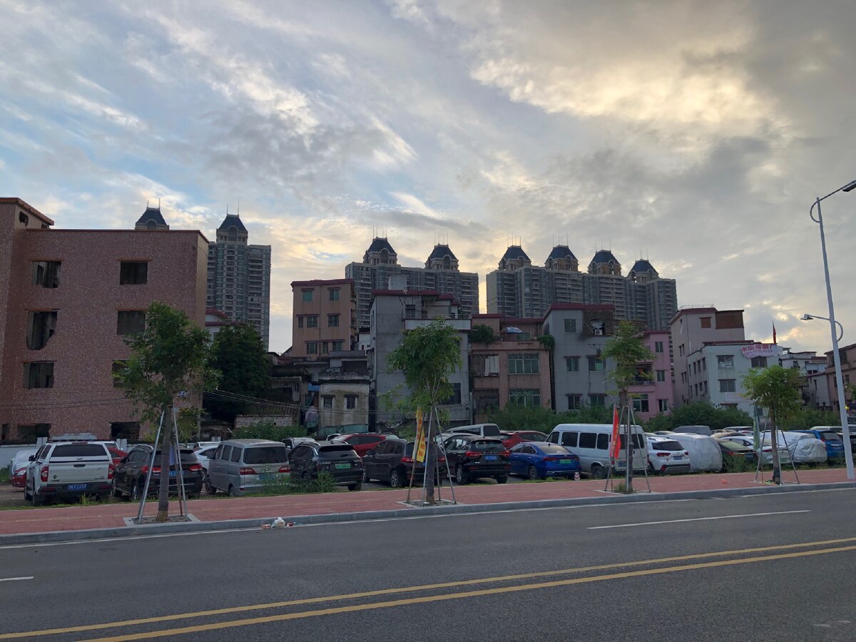 Дома в Гуанчжоу, трущобы соседствуют с новыми районами.