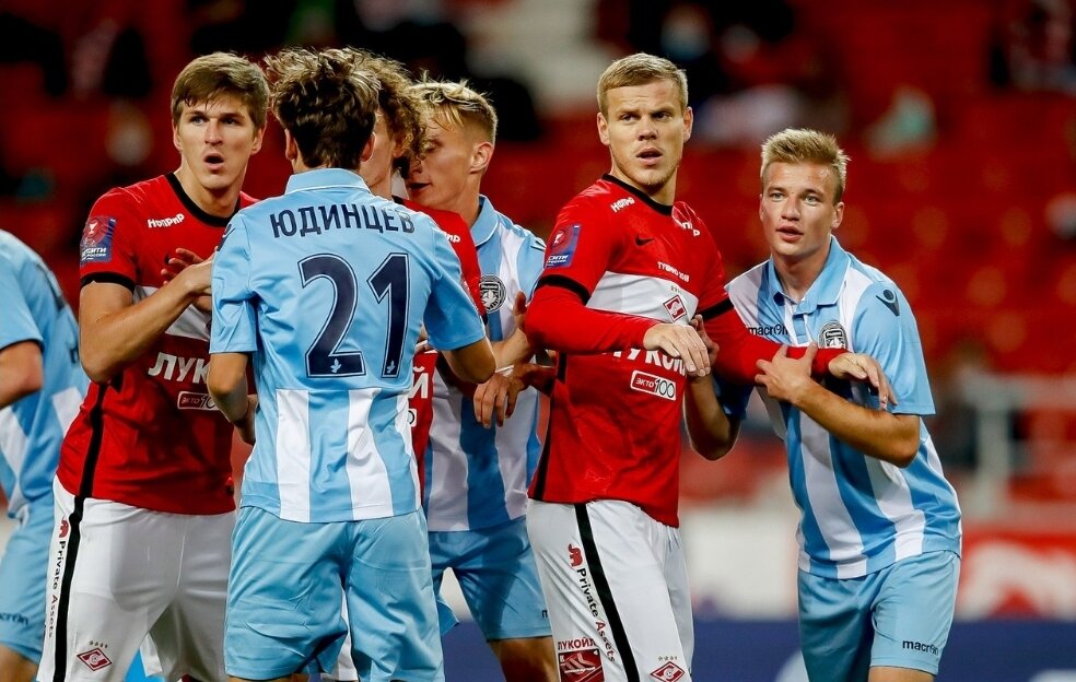 Александр Кокорин (второй справа) в игре с "Родиной". Фото spartak.com