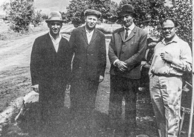 На фото: Абдулгафар Ахмедов, второй слева.