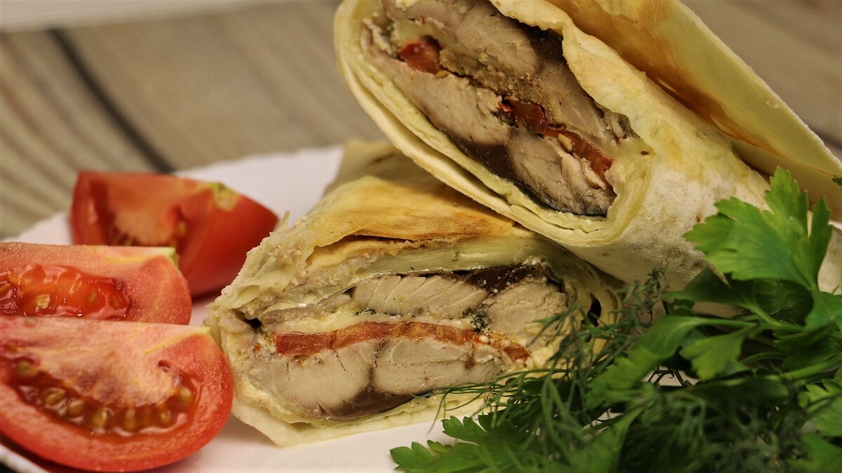 Скумбрия, запечённая в лаваше в духовке( шаурма ))) получается невероятно нежной, сочной и просто очень вкусной. Скумбрию в лаваше можно взять с собой в качестве перекуса, ведь её можно есть прямо на ходу. Приятного аппетита!