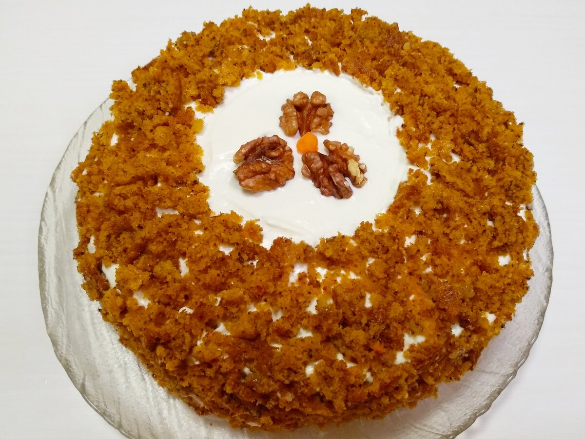 Всем доброго дня! Сегодня у нас необычайно вкусный морковный тортик к домашнему семейному чаепитию. Торт  очень прост в приготовлении, морковь  придаёт торту сочность, а пряности делают торт незабываемым.

