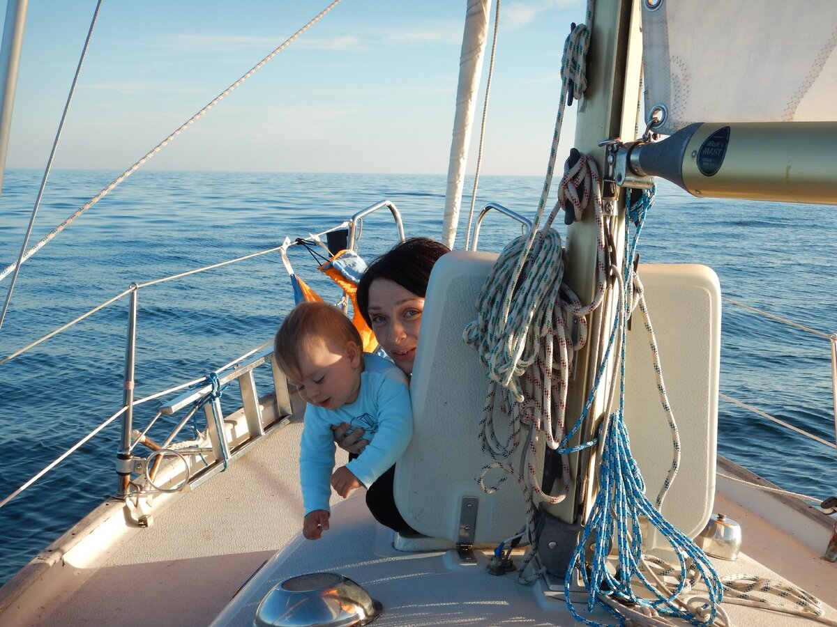 Готовимся ставить спинакер! У побережья о. Борнхольм. Фотография из личного архива.
