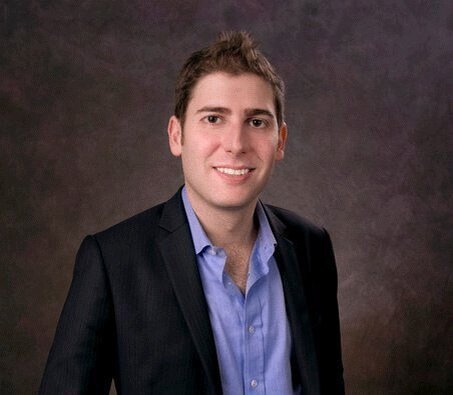 ​​Эдуардо Саверин Соучредитель FacebookСобственный капитал:$9,7 млрд Интересные факты:– Эдуардо Саверин родился в еврейской семье в Сан-Паулу (Бразилия) и вырос в Майами (Флорида). – Эдуардо учился в подготовительной школе Гулливер в Майами и продолжил образование в Гарвардском университете, где являлся членом клуба Феникс и президентом Ассоциации Harvard Investment. В 2006 году Саверин окончил с отличием Гарвардский университет с дипломом в области экономики.– С Марком Цукербергом Эдуардо познакомился на первом курсе. Уже на втором они создали свой совместный проект — The Facebook. Саверин был основным инвестором и коммерческим директором проекта. – Но летом 2004 года Саверин уехал на практику в Нью-Йорк, а Марк остался развивать своё детище. Цукерберг знакомится с Шоном Паркером и Питером Тилем, которые помогают ему получить инвестиции для Facebook.– Впоследствии Эдуардо отдалился от Цукерберга, и усилиями последнего его доля в уставном капитале компании была понижена с 34 % до 0,03 % в апреле 2005 года. Саверин подал судебный иск, и в январе 2009 года суд подтвердил его право на 5 % акций компании.– В 2012 году отказался от гражданства США и стал налоговым резидентом Сингапура. В декабре 2017 года признан самым богатым человеком Сингапура с состоянием 10 миллиардов $.© Все просто: мы не создаем сервисы, чтобы зарабатывать деньги. Мы зарабатываем деньги, чтобы создавать лучшие сервисы. Марк Цукерберг о Facebook.