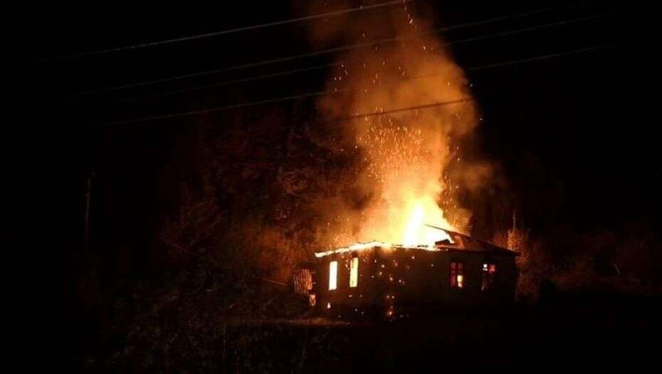Сжигание домов в Карабахе. Армяне сожгли свое село. Горящий Карабах. Карабах горит. Тоже сгорела