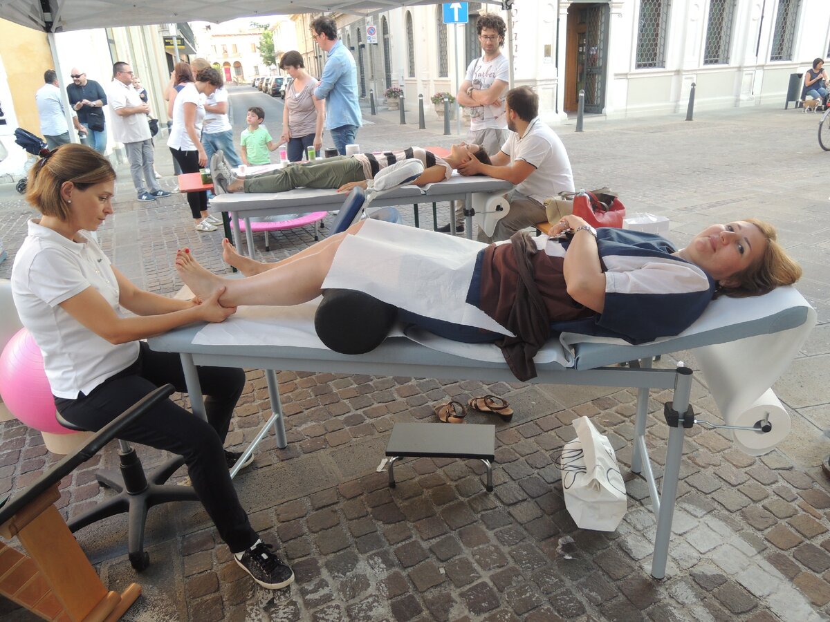 В Новенте Вичентине на уличном фестивале можно укрепить здоровье, но - ненадолго. Мне делают массаж ступней