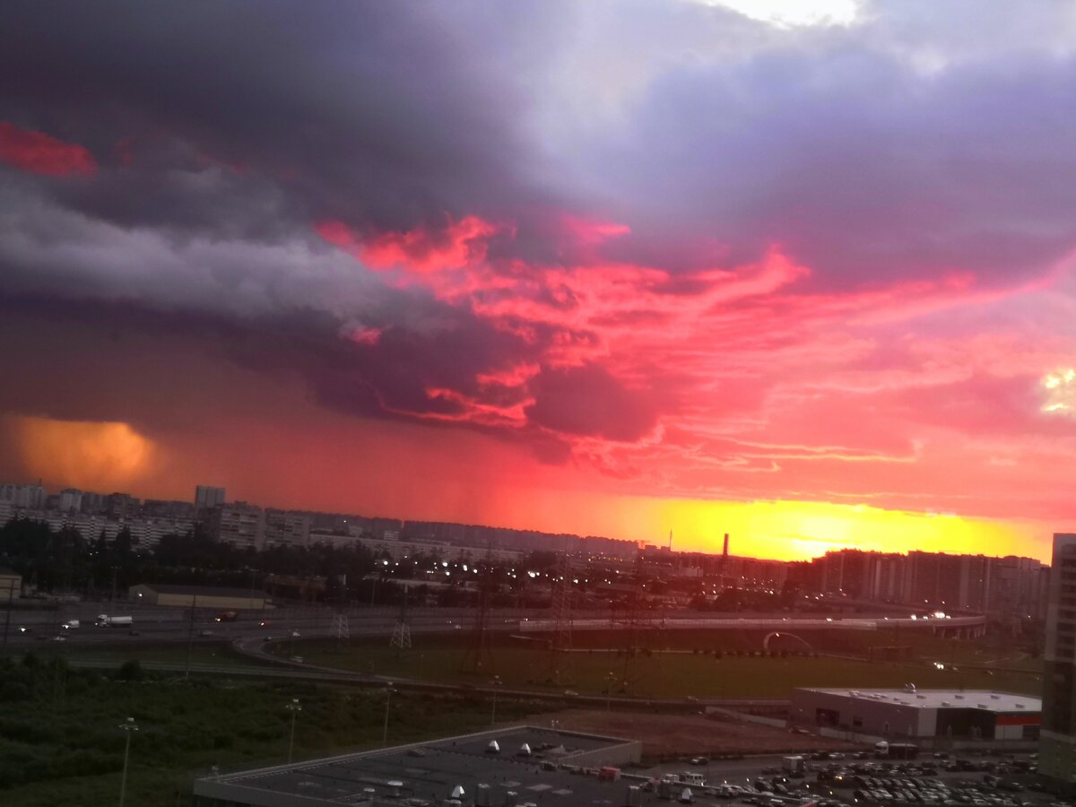 Столкновение заката и грозы, дало такой потрясающий эффект окрашенных зарёй грозовых облаков