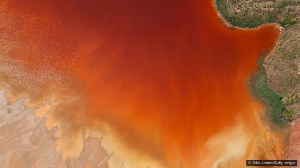 метеоритный кратер аорунга (aorounga crater). поле воронок верден. бецибука мадагаскар. беллигеративный ландшафт верден. кратер 500 км.