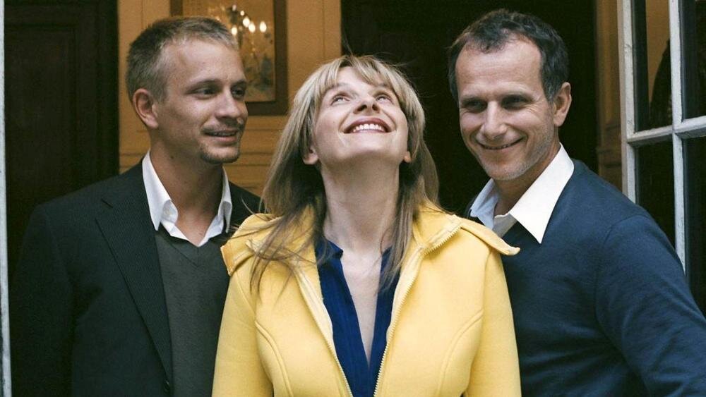 Талантливый актерский ансамбль: слева Жереми - Жереми Ренье, Адрианн - гениальная Жюльет Бинош, Фредерик - Шарль Берлен