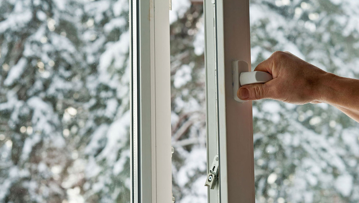 окна пвх. потеют пластиковые окна снизу. зимние пластиковые окна. пластиковое окно. чего лишились зимой пластиковые окна.