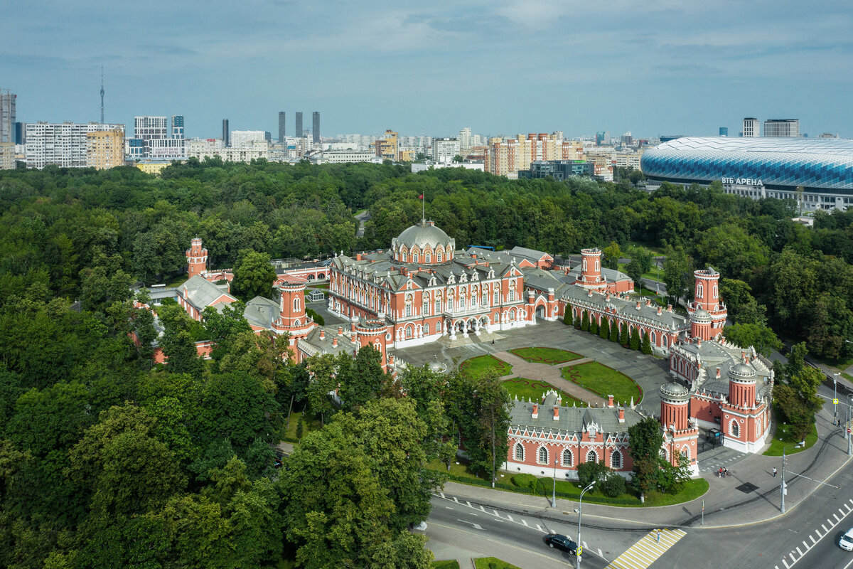 Московский являться. Петровский путевой дворец сверху. Петровский путевой дворец ворота вид сверху. Петропавловский подъездной дворец в Москве. Путевой дворец с квадрокоптера.