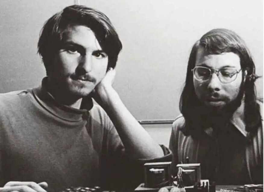 Справа Джобс, слева Возник.