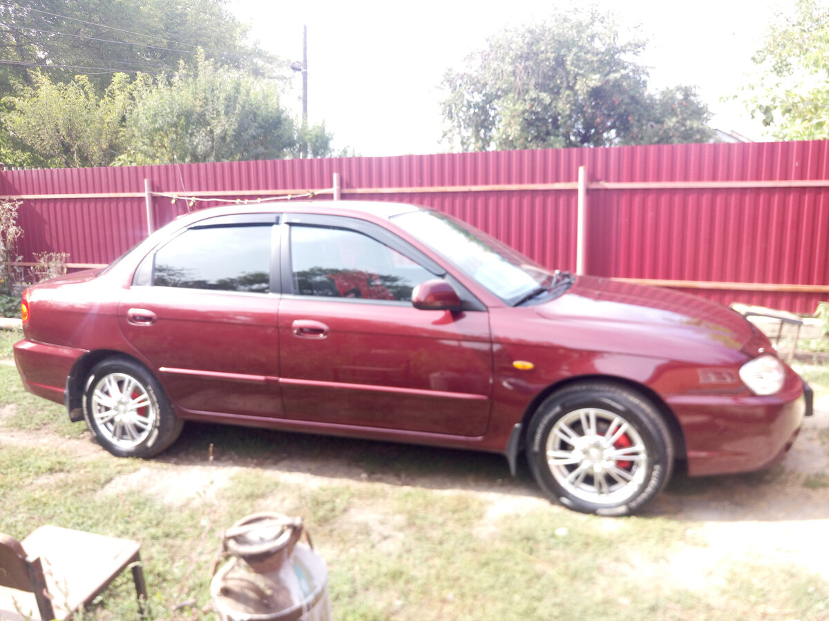 4е место КИА Спектра можно легко найти до  200 тыс вариант в среднем  состоянии даже 2008года,особенно если в комплектации без кондиционера, выпускалась до 2009 года, симпатичный дизайн, салон велюр, доступное обслуживание, надежность выше среднего, из минусов кузов подвержен коррозии особенно пороги, выпускался только в кузове седан, двигатель надежный, но расход топлива не маленький,Российская сборка, ГБЦ алюминиевые бывают трещины, низкий клиренс, коробки АТ не удачные 