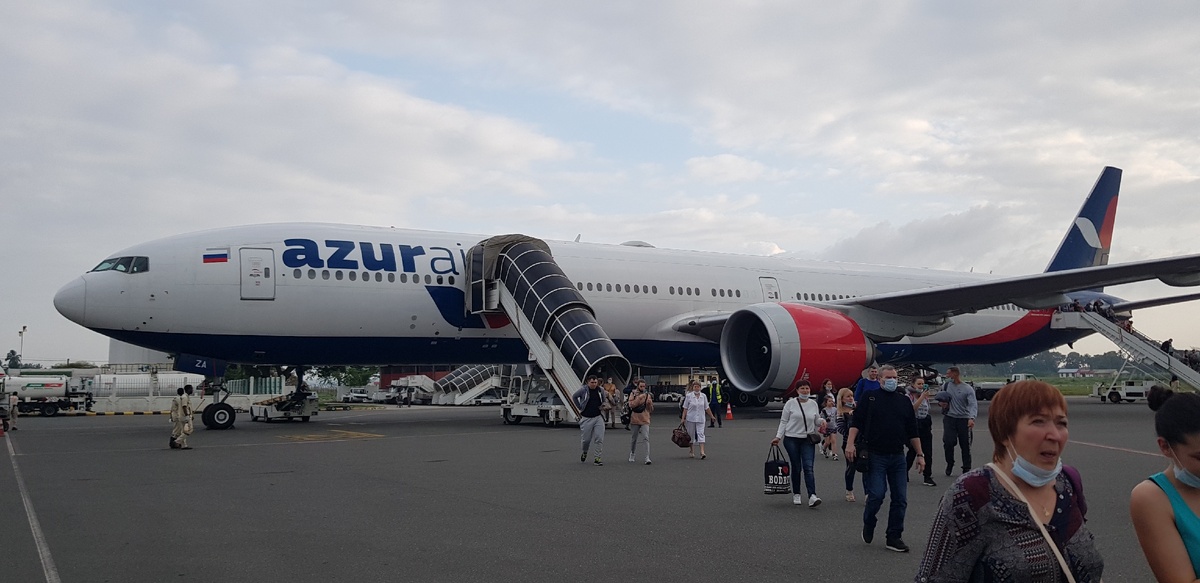 Боинг 777-300ER Azur air в аэропорту Занзибара