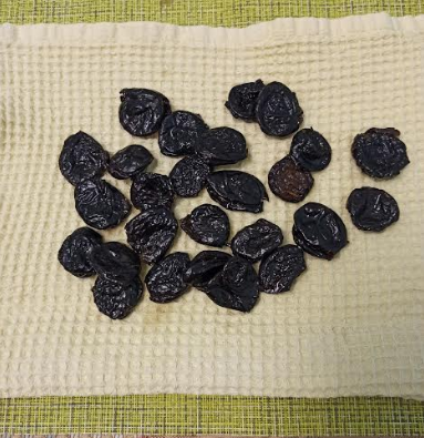 Чернослив промыли , замочили, чтобы стал мягким, выложили на полотенце для обсыхания